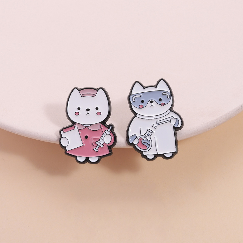 Medical Lab Gifts - 2 個かわいい漫画医療猫エナメルブローチクリエイティブラボラトリーラペルピンメタルバッジジュエリーギフト医師看護師友人へ